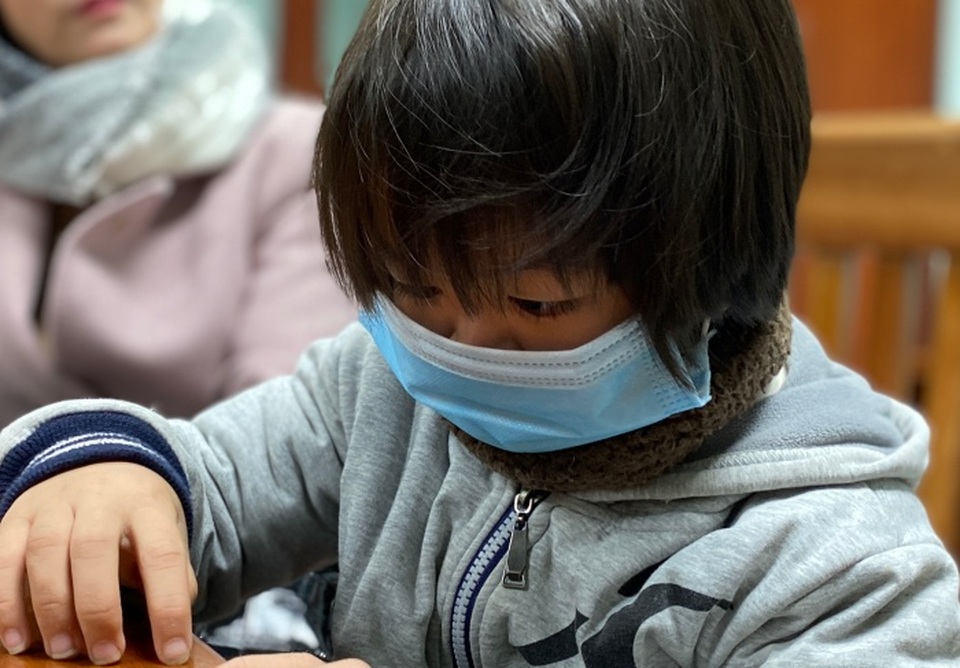 Bé gái tí hon: 9 tuổi chỉ cao bằng trẻ 2 tuổi - 2