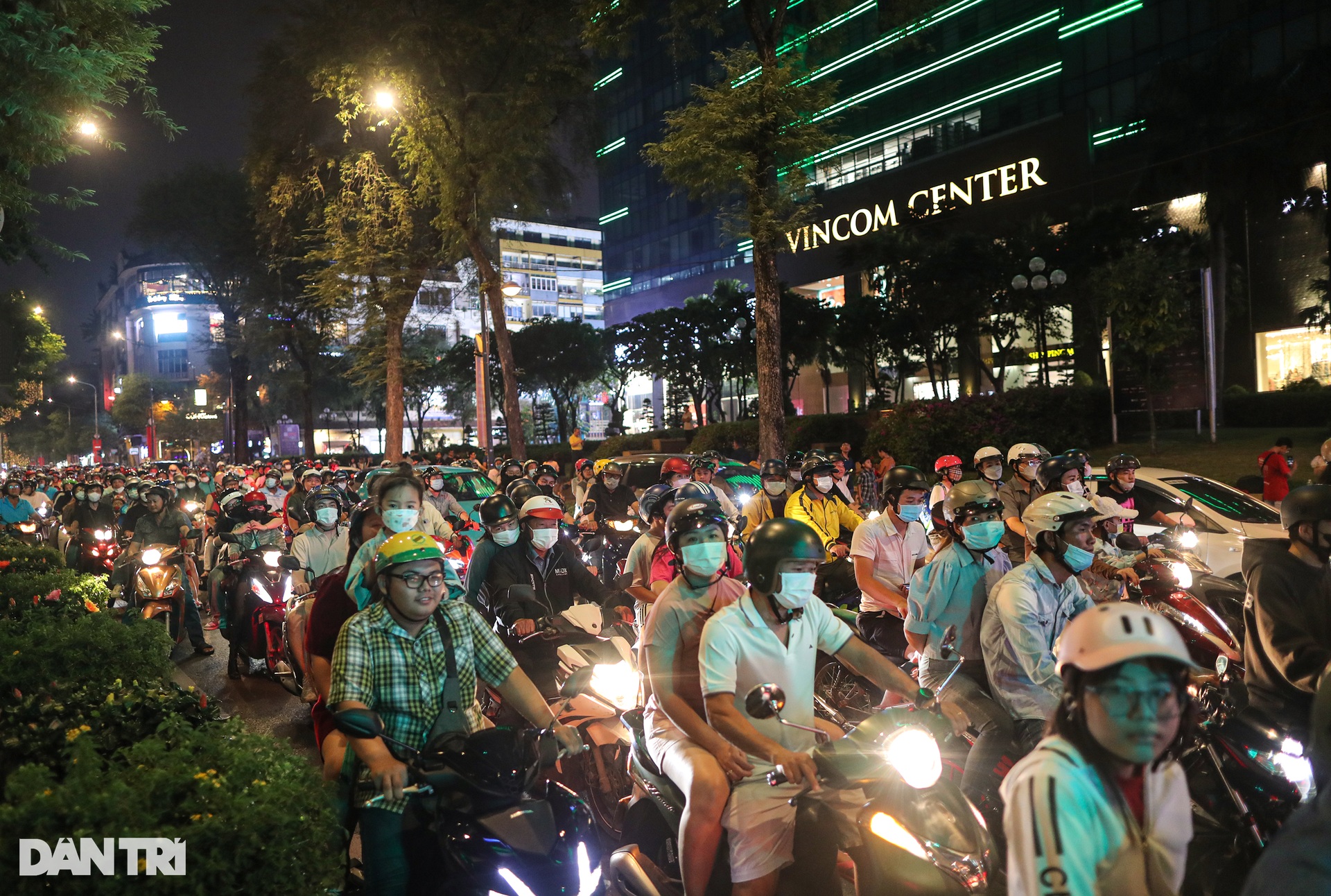 Nhiều nơi ở TPHCM ùn tắc khi người dân xuống đường đón Noel - 7 Nhiều nơi ở TPHCM ùn tắc khi người dân xuống đường đón Noel - 7