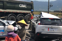 3 ô tô tông liên hoàn, 5 người thương vong