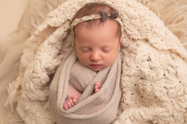 Kỳ diệu em bé ra đời chỉ kém mẹ… 18 tháng tuổi