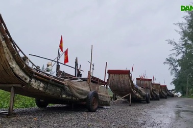Ngư dân hối hả mang thuyền bè lên bờ cất tránh trú bão số 7
