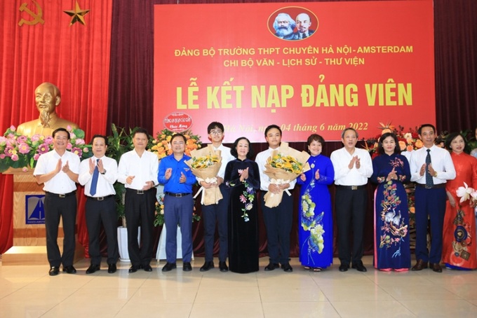 Ủy viên Bộ Chính trị, Bí thư Trung ương Đảng, Trưởng ban Tổ chức Trung ương Trương Thị Mai cùng các đồng chí lãnh đạo trung ương và TP. Hà Nội tặng hoa chúc mừng hai đảng viên trẻ. Ảnh hanoimoi.com.vn