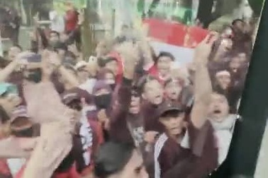 Cổ động viên Indonesia bao vây, đập vỡ kính xe đội tuyển Thái Lan