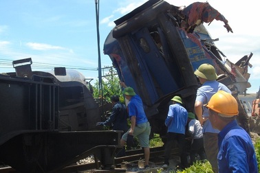 Khởi tố vụ tàu hỏa bị lật do va chạm với máy xúc tại Quảng Bình