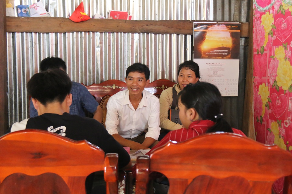 “Nếu không lấy chồng, có lẽ em ấy đã là học sinh giỏi!” - 2 “Nếu không lấy chồng, có lẽ em ấy đã là học sinh giỏi!” - 2