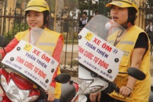 Bất ngờ với những cô gái xinh đẹp làm nghề xe ôm