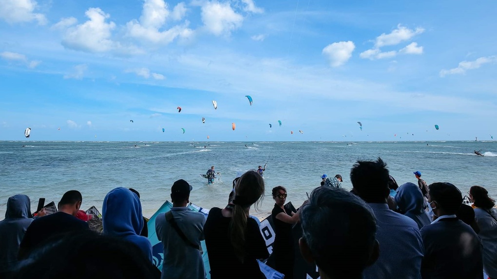 Hơn 100 vận động viên lướt ván diều bay lượn trên mặt biển Ninh Thuận - 7 Hơn 100 vận động viên lướt ván diều bay lượn trên mặt biển Ninh Thuận - 7
