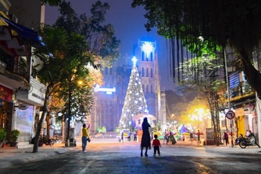 Đêm Giáng sinh đặc biệt chưa từng thấy giữa mùa dịch Covid-19 ở Hà Nội