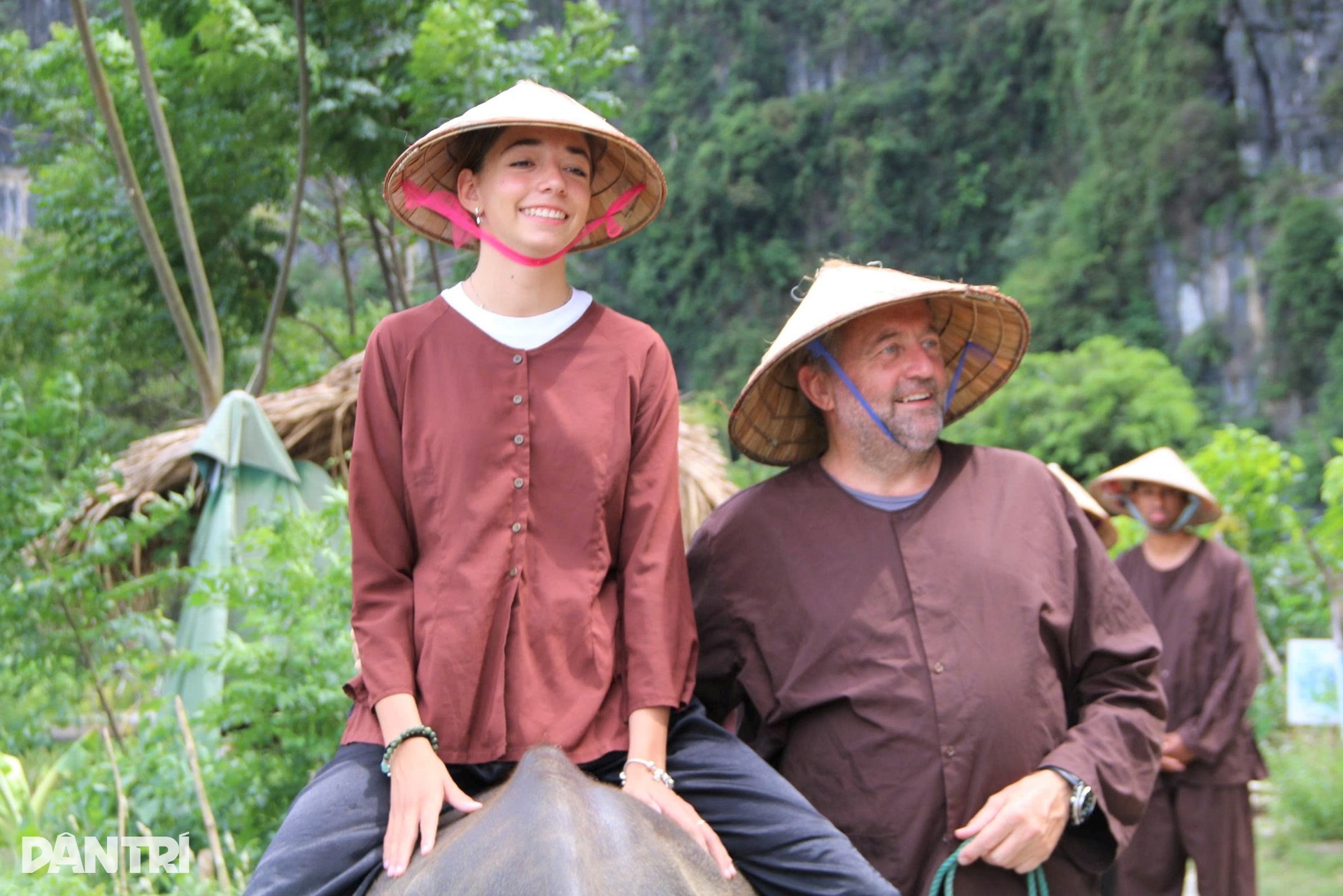 Khách Tây chi tiền triệu để cưỡi trâu, cấy lúa ở Ninh Bình - 4 Khách Tây chi tiền triệu để cưỡi trâu, cấy lúa ở Ninh Bình - 4