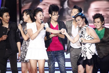 Phút đăng quang, Uyên Linh bật khóc hát "Cảm ơn tình yêu"