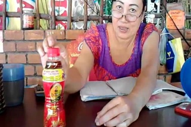 Video: Cận cảnh chai trà thảo mộc Dr. Thanh có cặn ở Cà Mau.