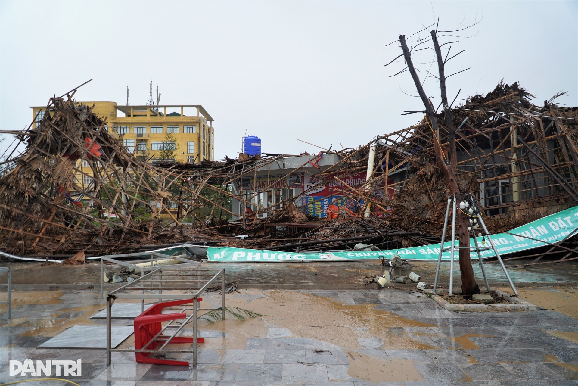 Khu du lịch biển Thiên Cầm tan hoang, nhiều nhà hàng đổ sập sau bão Bualoi - 7 Khu du lịch biển Thiên Cầm tan hoang, nhiều nhà hàng đổ sập sau bão Bualoi - 7