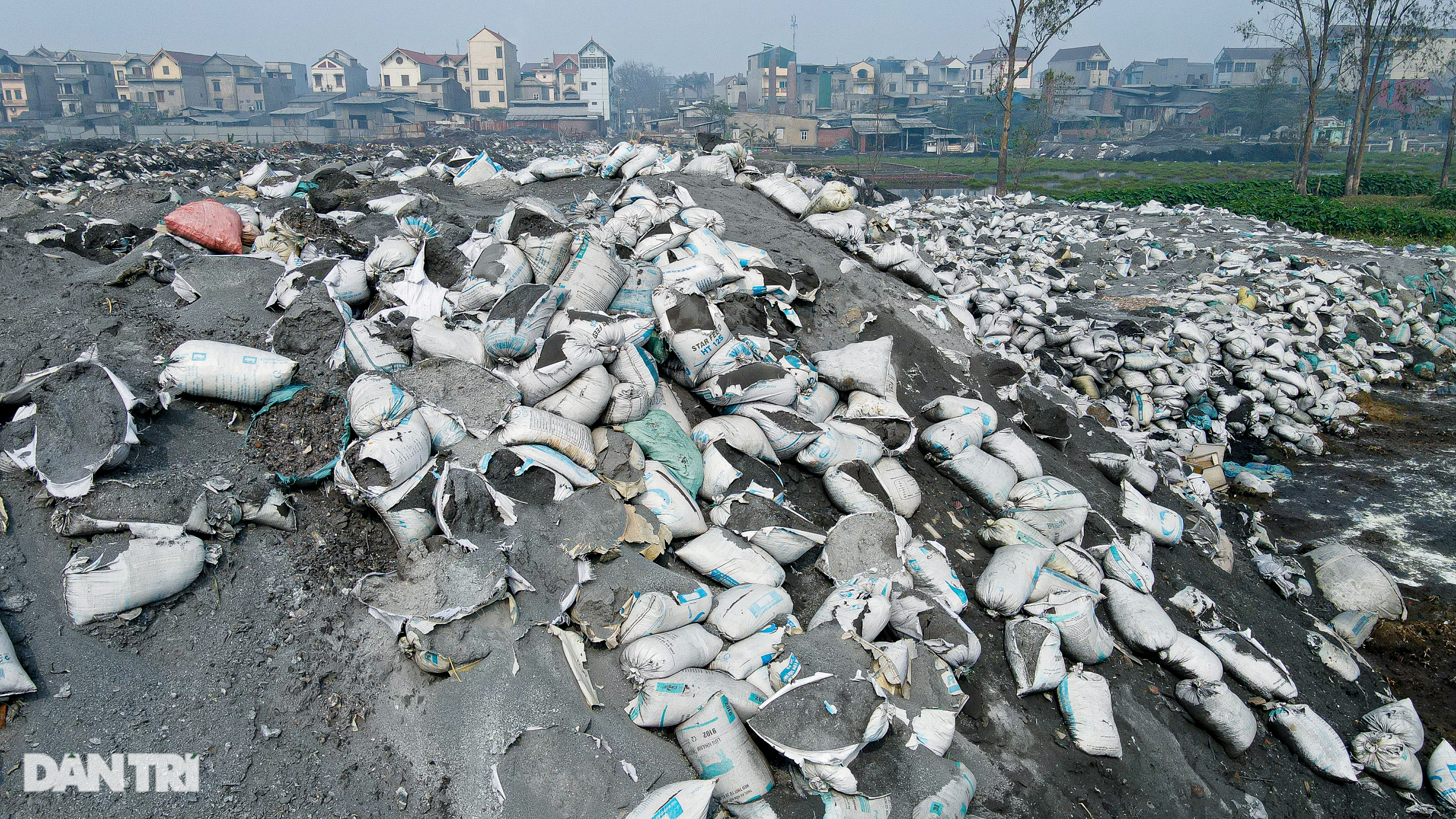 Làng ám khói, người dân nhọ nhem quanh năm vì xỉ thải nhôm ở Bắc Ninh - 6 Làng ám khói, người dân nhọ nhem quanh năm vì xỉ thải nhôm ở Bắc Ninh - 6