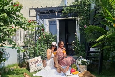 Vác đất lên sân thượng, mẹ đảm Bình Dương trồng vườn hồng ngát hương