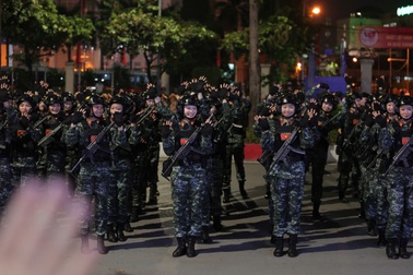 Người dân hò reo khi thấy các nữ chiến sĩ xinh đẹp diễu binh trên đường phố