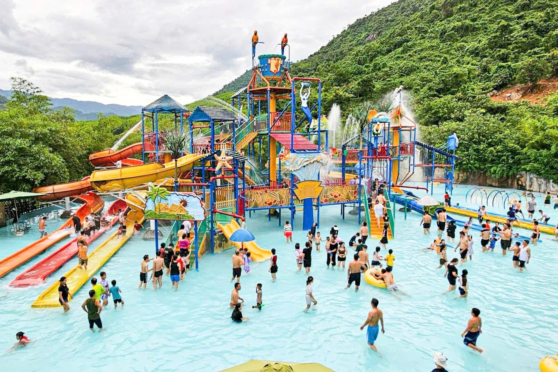 Loạt bãi biển nổi tiếng miền Trung chật như nêm dịp lễ 30/4-1/5 - 9 Loạt bãi biển nổi tiếng miền Trung chật như nêm dịp lễ 30/4-1/5 - 9