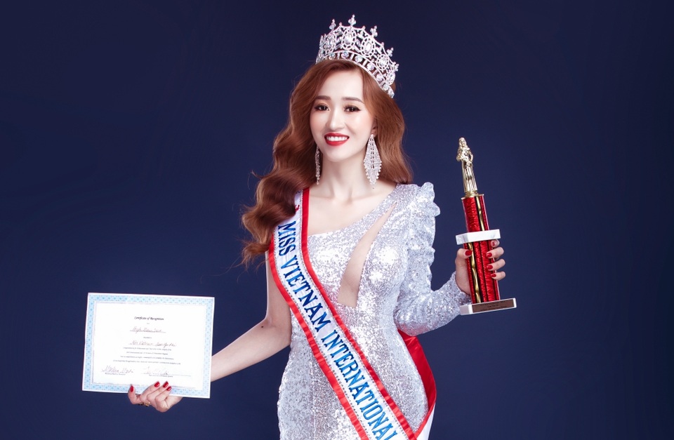 Lâm Yến Phi đăng quang Hoa hậu Việt Nam quốc tế thành đạt - 1