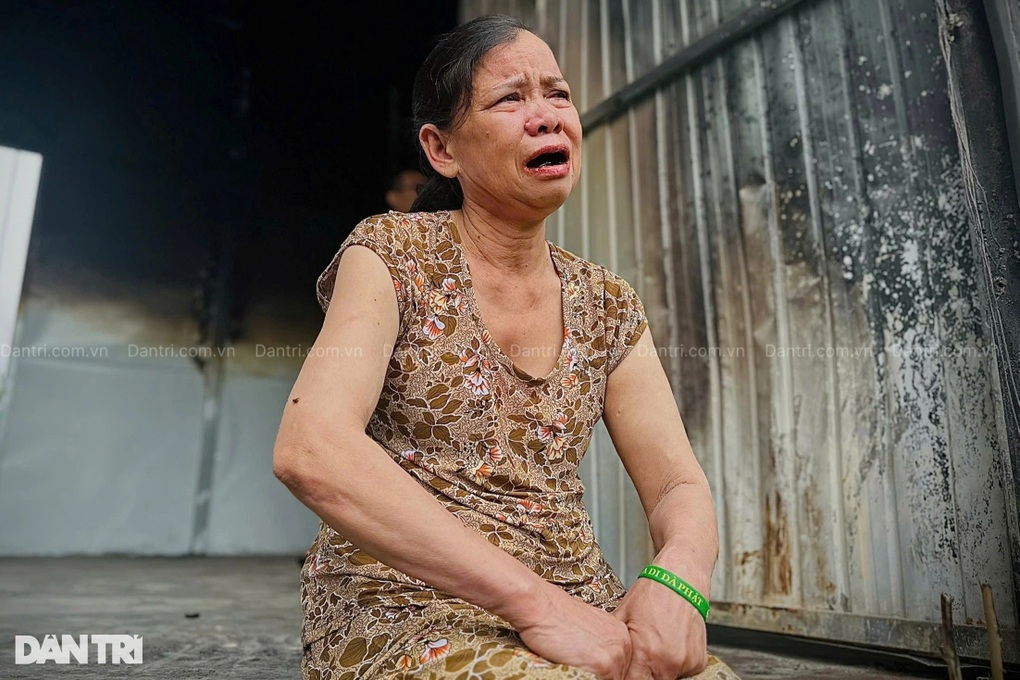 Người phụ nữ trời đày trước căn nhà, di ảnh chồng bị sét đánh cháy đen - 2 Người phụ nữ trời đày trước căn nhà, di ảnh chồng bị sét đánh cháy đen - 2