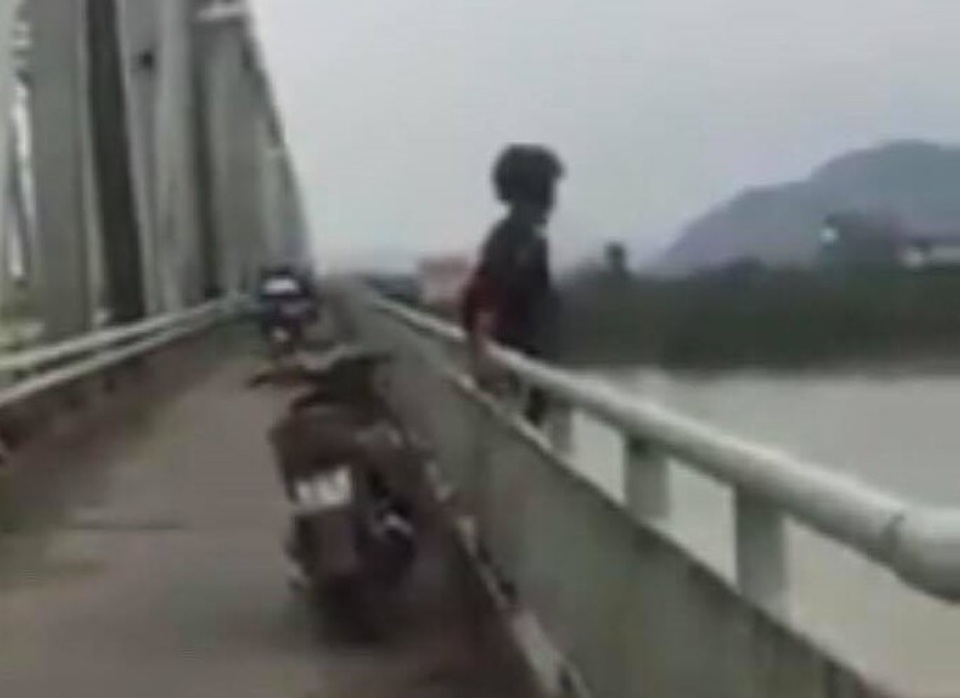 Tìm thấy thi thể nam thanh niên gieo mình xuống sông Lam tự vẫn - 1 Tìm thấy thi thể nam thanh niên gieo mình xuống sông Lam tự vẫn - 1