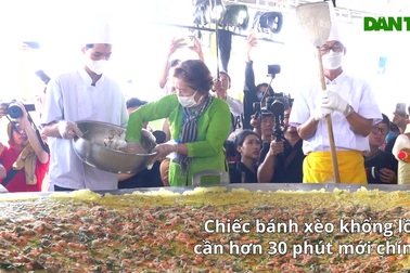15 nghệ nhân đổ chiếc bánh xèo khủng 3m đãi nghìn người ăn