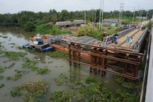 Chạy xe vào cầu đang tháo dỡ, đôi nam nữ rơi xuống sông