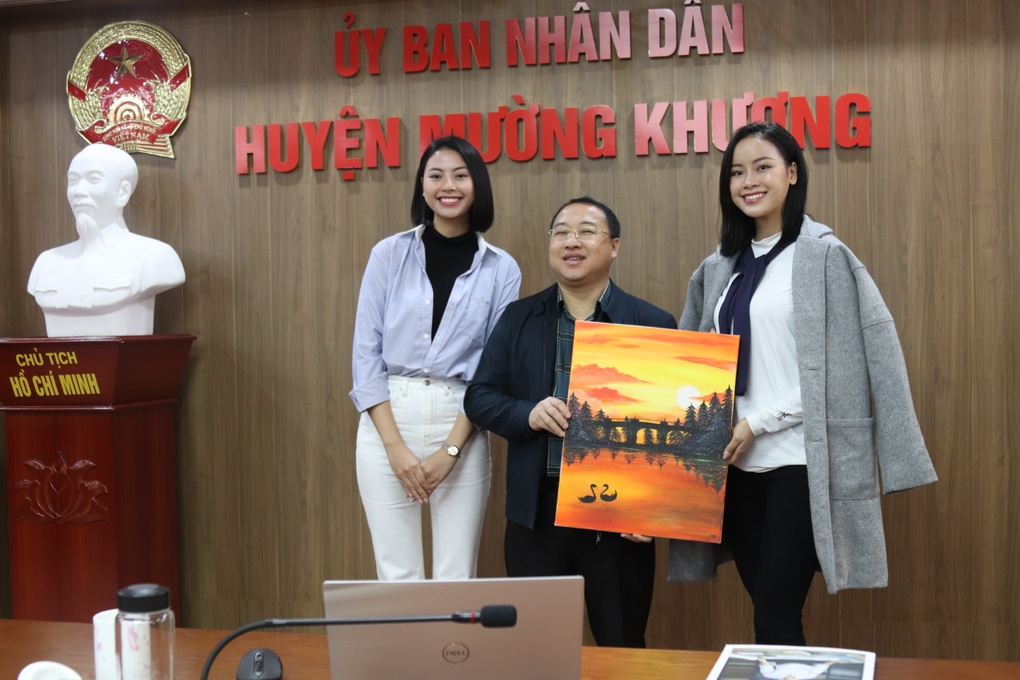 Á hậu Đào Thị Hiền tự tay vẽ tranh tặng trẻ em vùng cao - 3 Á hậu Đào Thị Hiền tự tay vẽ tranh tặng trẻ em vùng cao - 3