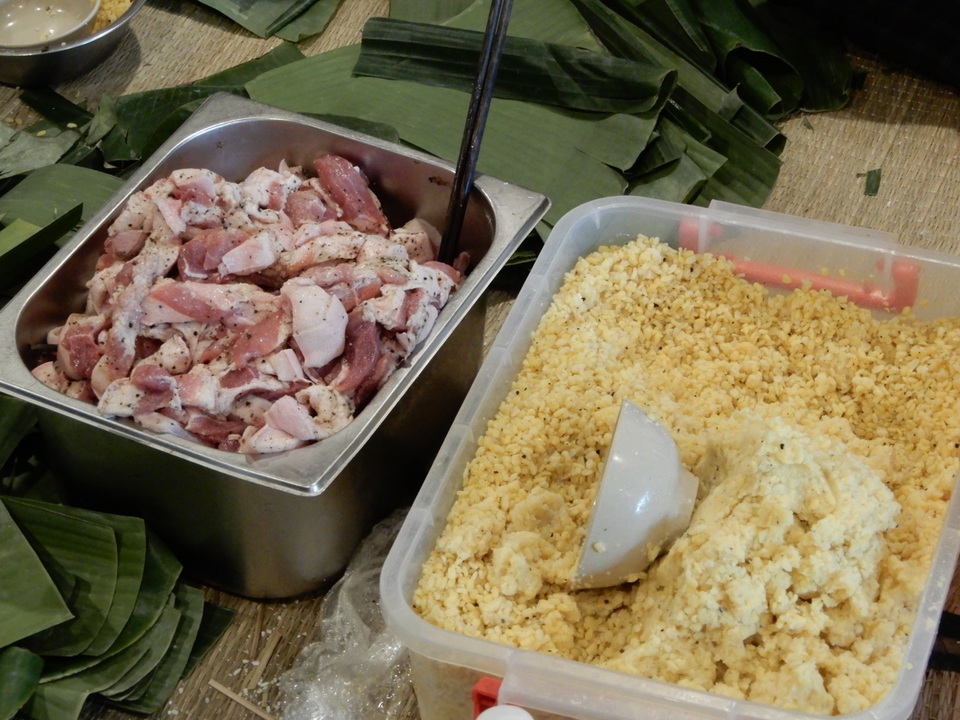 Xin nghỉ làm, tranh thủ vắng khách… gói bánh tét gửi người dân vùng lũ - 5 Xin nghỉ làm, tranh thủ vắng khách… gói bánh tét gửi người dân vùng lũ - 5