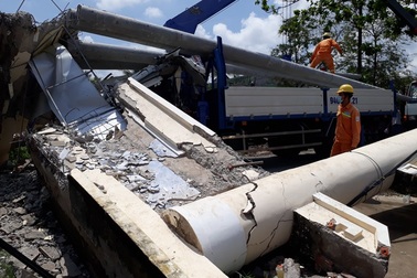 Cổng chào đổ sập "vỡ tan", tài xế xe tải nguy kịch trong cabin