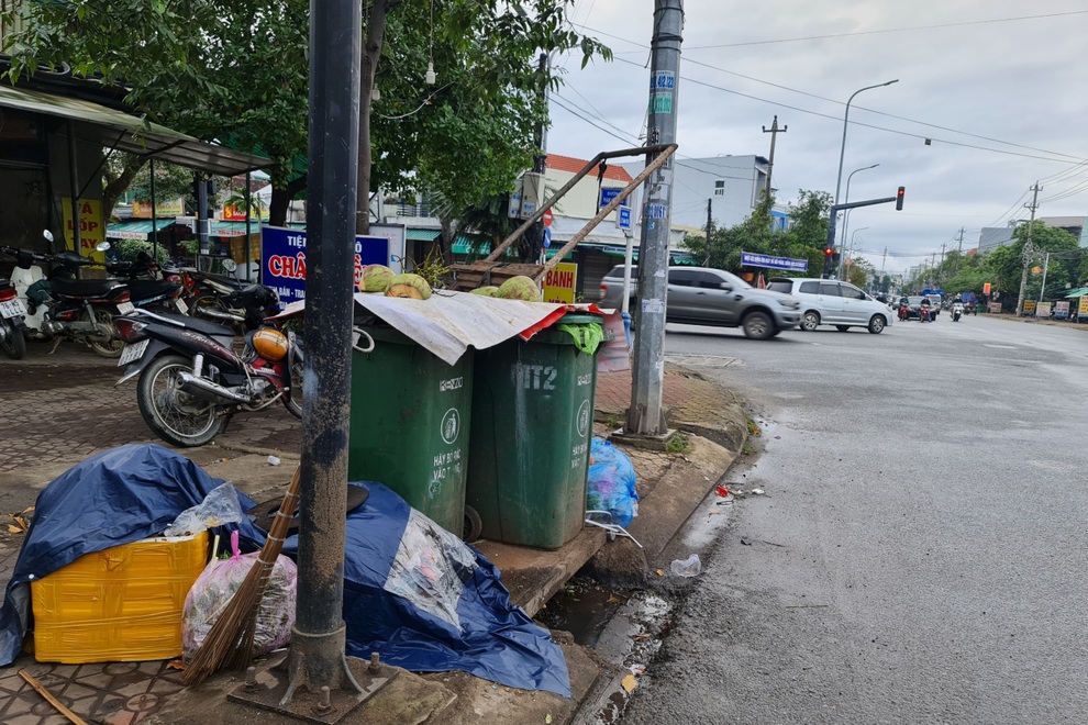 Một hộ dân quyết chặn lối xe thu gom vào bãi, rác thải toàn thành phố ùn ứ - 2 Một hộ dân quyết chặn lối xe thu gom vào bãi, rác thải toàn thành phố ùn ứ - 2