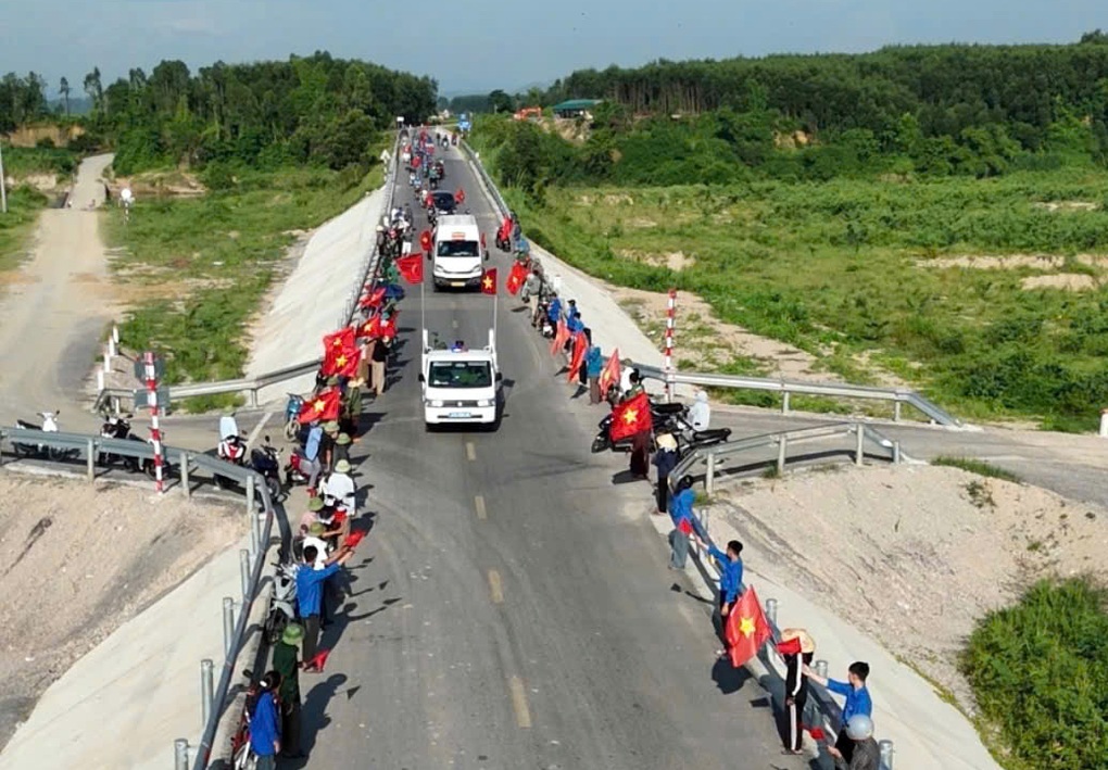 “Đường cờ” dài gần 5km đón hài cốt liệt sỹ trở về sau hơn nửa thế kỷ - 1