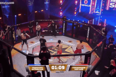 Trận đấu kỳ lạ ở Nga: Võ sĩ bịt mắt thi đấu, đánh luôn cả trọng tài