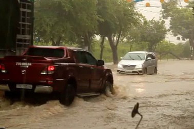 Bình Định: Nhiều nơi bị cô lập, nhà ngập, đê vỡ vì lũ