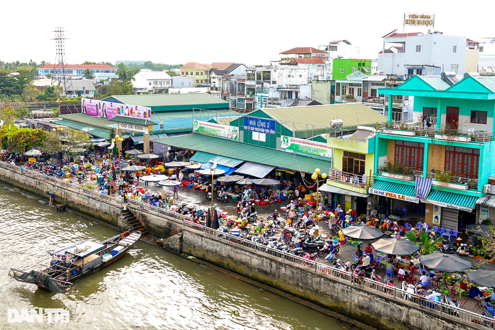Cá chép, hoa cúng, vàng mã ảm đạm trong ngày đưa ông Táo về trời - 1 Cá chép, hoa cúng, vàng mã ảm đạm trong ngày đưa ông Táo về trời - 1
