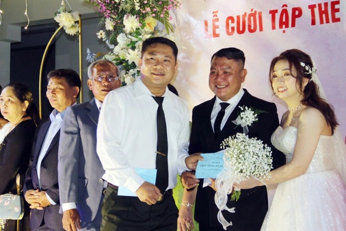 Lễ cưới đặc biệt của 3 cặp đôi công an tuyến đầu chống dịch - 2 Lễ cưới đặc biệt của 3 cặp đôi công an tuyến đầu chống dịch - 2