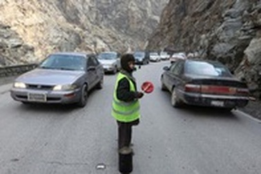 Afghanistan: Bé trai mạo hiểm kiếm sống bằng việc điều khiển giao thông