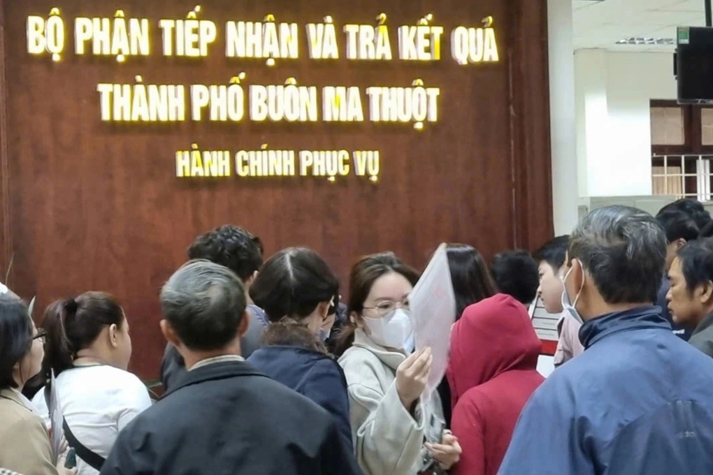 Dân xếp hàng từ 3h nộp hồ sơ đất, chính quyền mở mô hình trực tuyến - 1 Dân xếp hàng từ 3h nộp hồ sơ đất, chính quyền mở mô hình trực tuyến - 1