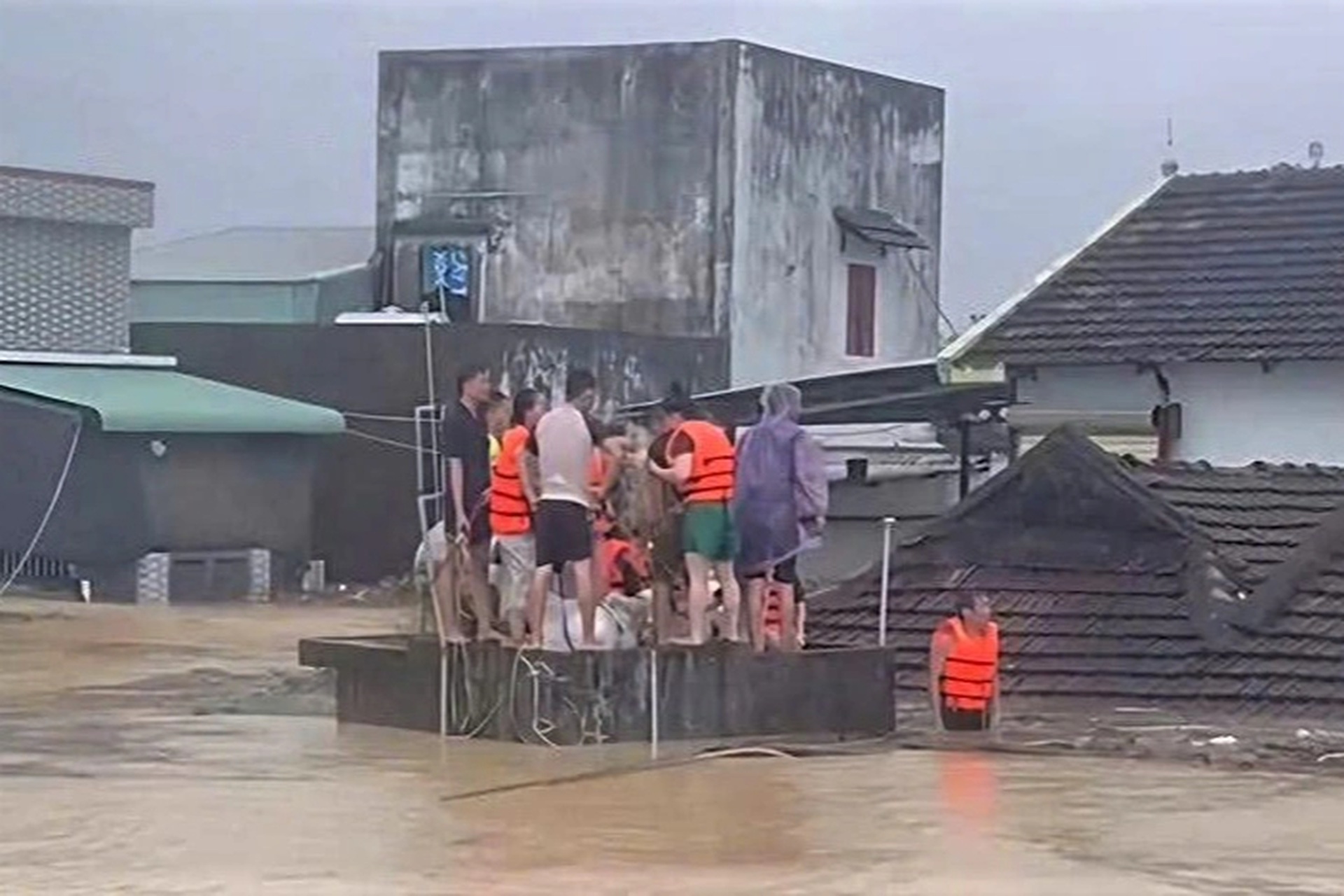 Dân chèo thuyền trên mái nhà, có người chỉ kịp ôm 2 con chó chạy lũ dữ - 4 Dân chèo thuyền trên mái nhà, có người chỉ kịp ôm 2 con chó chạy lũ dữ - 4