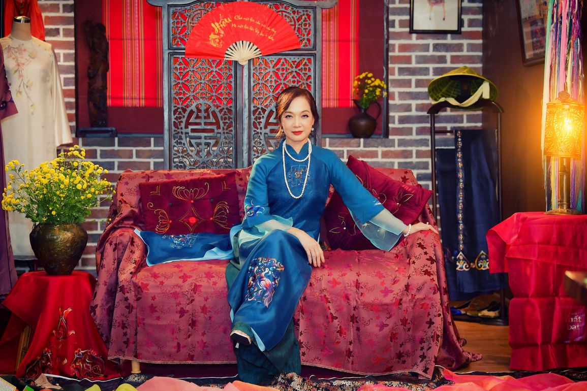 NSND Lê Khanh làm người mẫu áo dài cho NTK Xuân Thu - 7 NSND Lê Khanh làm người mẫu áo dài cho NTK Xuân Thu - 7