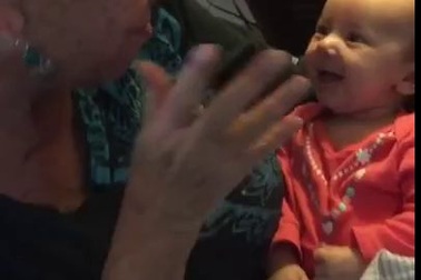 Clip hai bà cháu khiếm thính cùng nhau "trò chuyện"