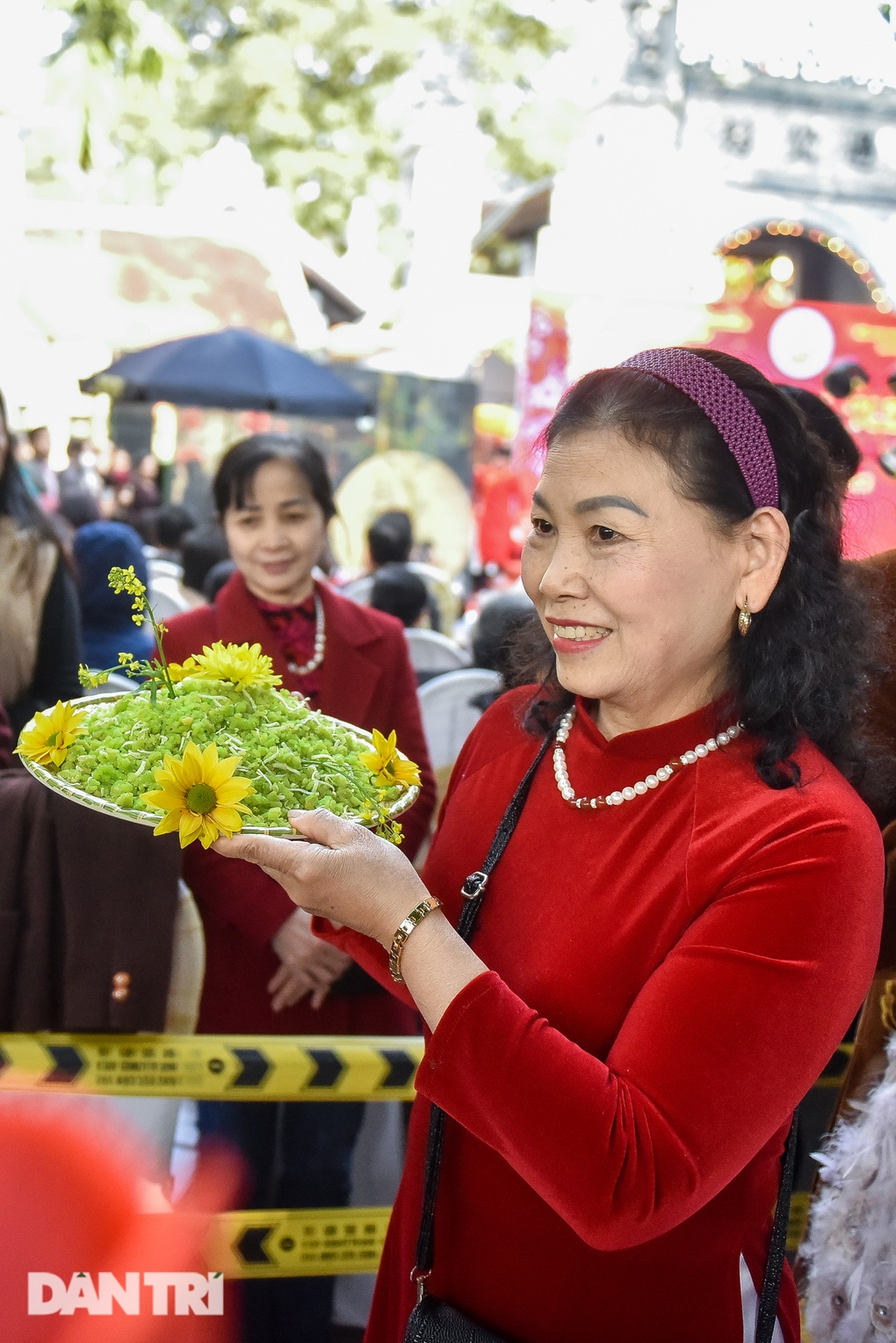 Người dân chen chân xếp hàng thử món xôi nổi tiếng bậc nhất Hà Nội - 9 Người dân chen chân xếp hàng thử món xôi nổi tiếng bậc nhất Hà Nội - 9