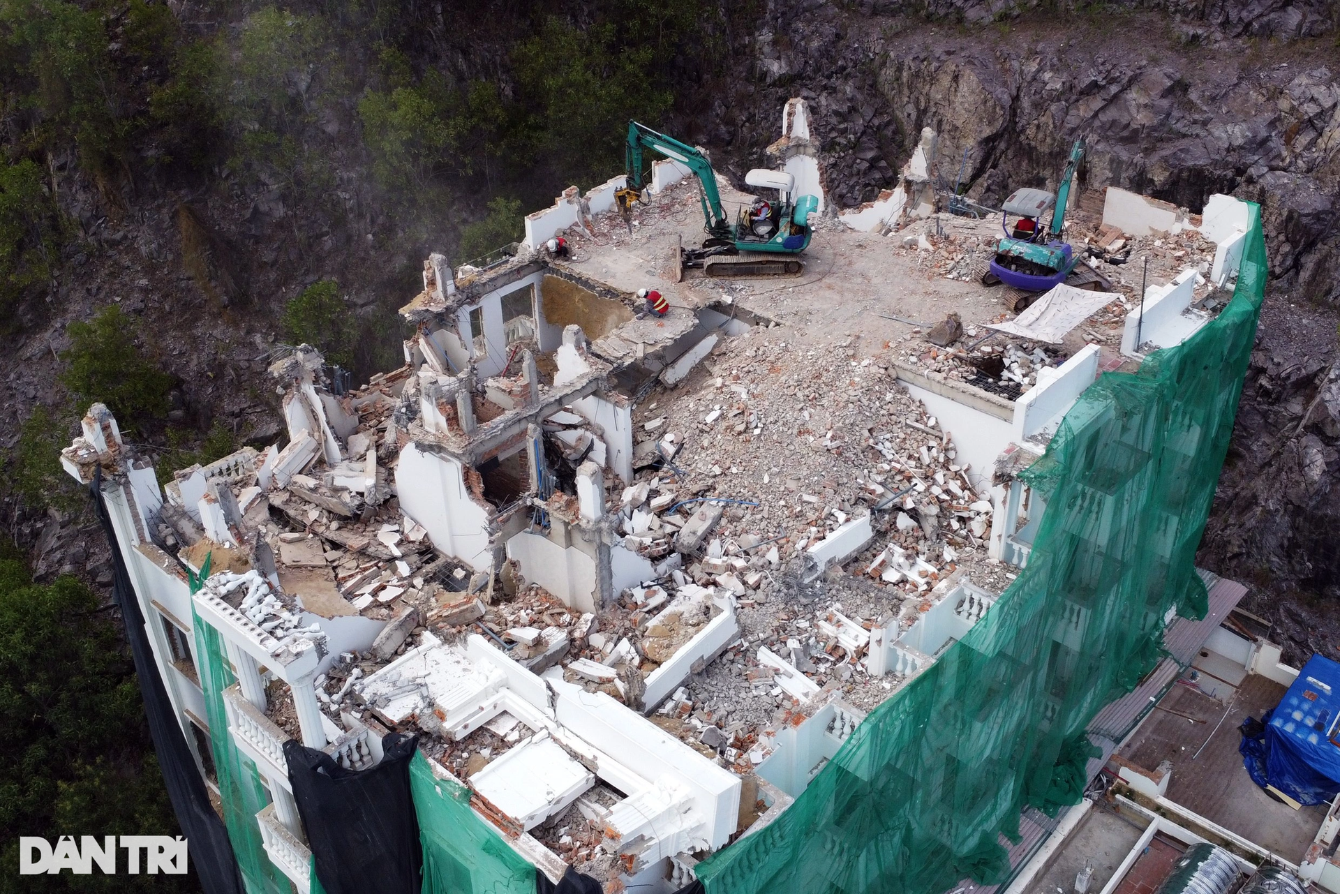 Xây vượt tầng, loạt biệt thự ở Nha Trang bị tháo dỡ - 1