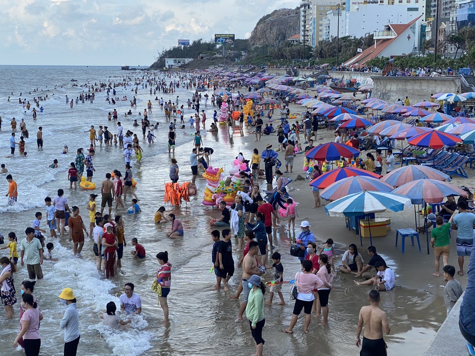 Vũng Tàu dừng nhiều dịch vụ, bay flycam tìm người không đeo khẩu trang - 1 Vũng Tàu dừng nhiều dịch vụ, bay flycam tìm người không đeo khẩu trang - 1