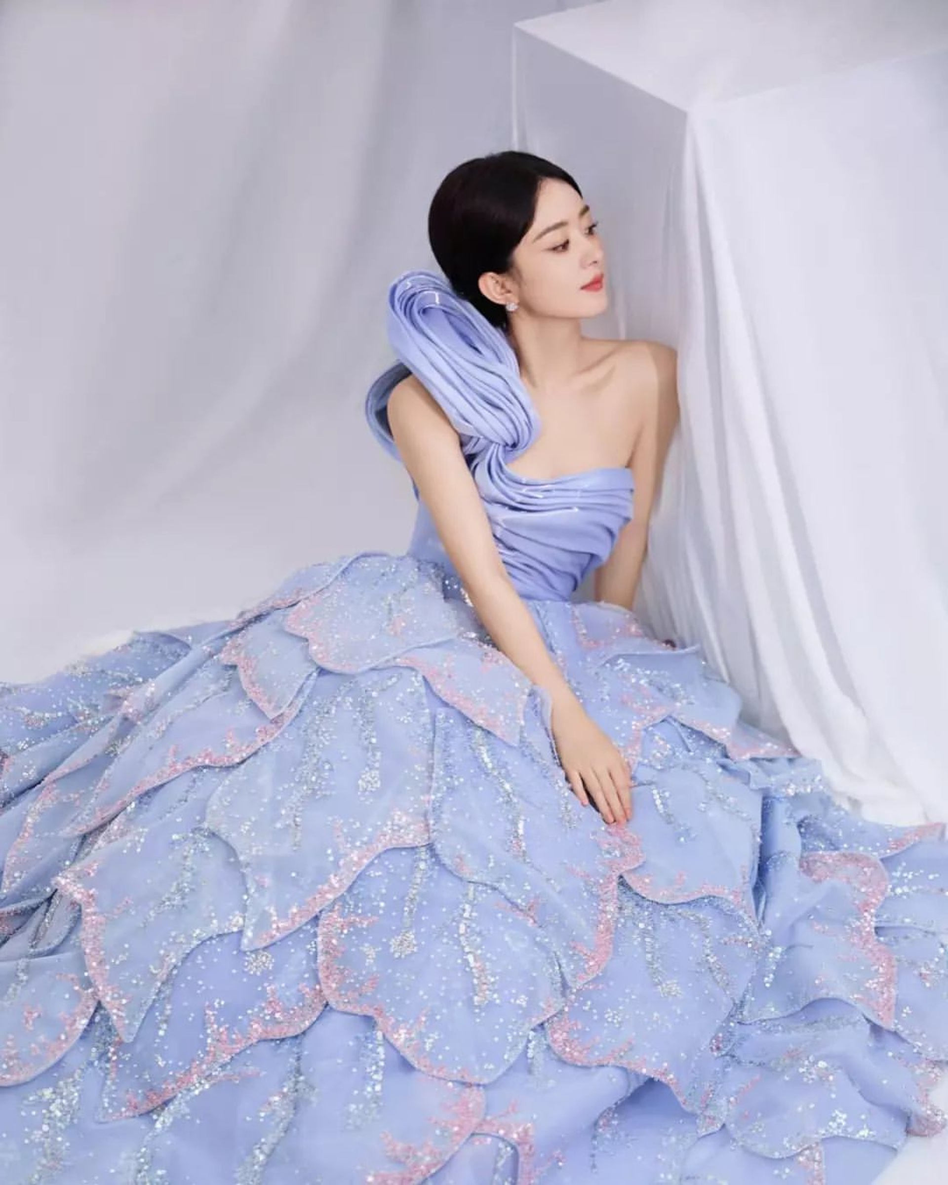 Triệu Lệ Dĩnh: Từ cô thôn nữ nghèo tới minh tinh có hàng chục nghìn tỷ đồng - 13 Triệu Lệ Dĩnh: Từ cô thôn nữ nghèo tới minh tinh có hàng chục nghìn tỷ đồng - 13