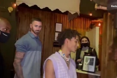 Jaden Smith xuống phố vui chơi cùng bạn bè