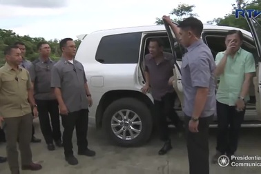 Philippines nghiền nát xe ô tô nhập lậu (2)