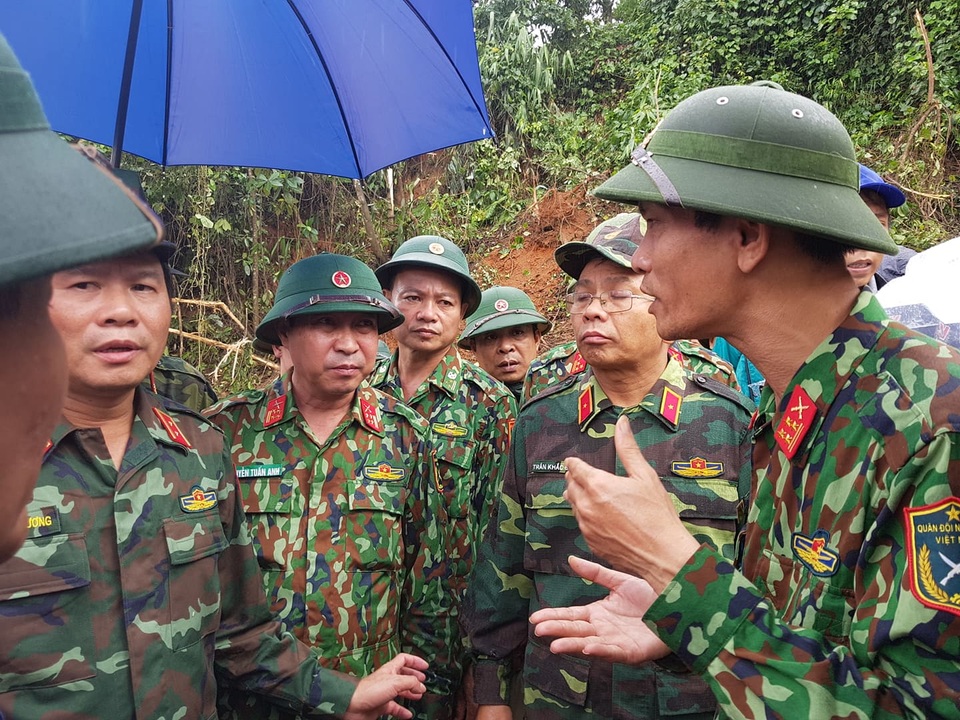 Tìm thấy 14 thi thể trong 22 chiến sĩ gặp nạn, Quảng Trị cứu hộ xuyên đêm - 10 Tìm thấy 14 thi thể trong 22 chiến sĩ gặp nạn, Quảng Trị cứu hộ xuyên đêm - 10