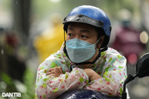 Cha, mẹ dầm mưa dãi nắng "dõi theo từng bước con đi"