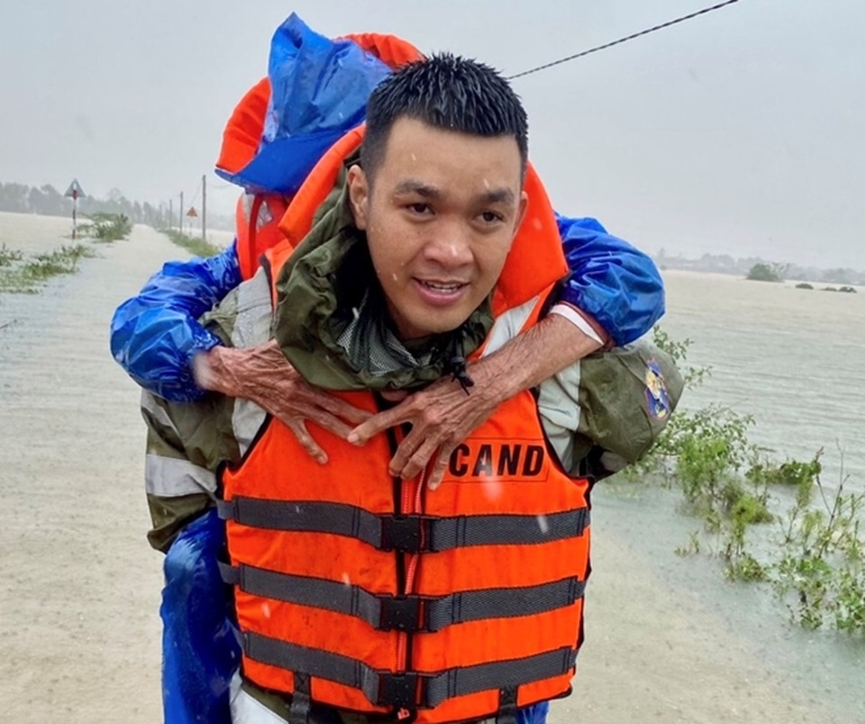 Thủ tướng gửi thư chia sẻ, động viên lực lượng công an vì dân phục vụ - 1 Thủ tướng gửi thư chia sẻ, động viên lực lượng công an vì dân phục vụ - 1