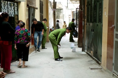 Hà Nội: Hai ngôi nhà bị đổ xăng, phóng hỏa lúc nửa đêm
