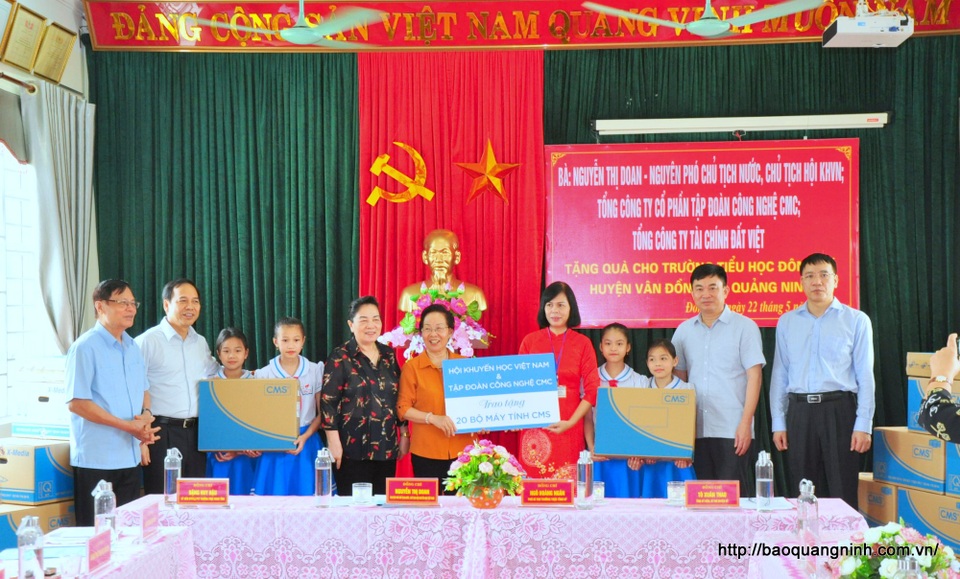 Chủ tịch Hội Khuyến học VN thăm, tặng quà cô và trò Trường Tiểu học Đông Xá - 1 Chủ tịch Hội Khuyến học VN thăm, tặng quà cô và trò Trường Tiểu học Đông Xá - 1